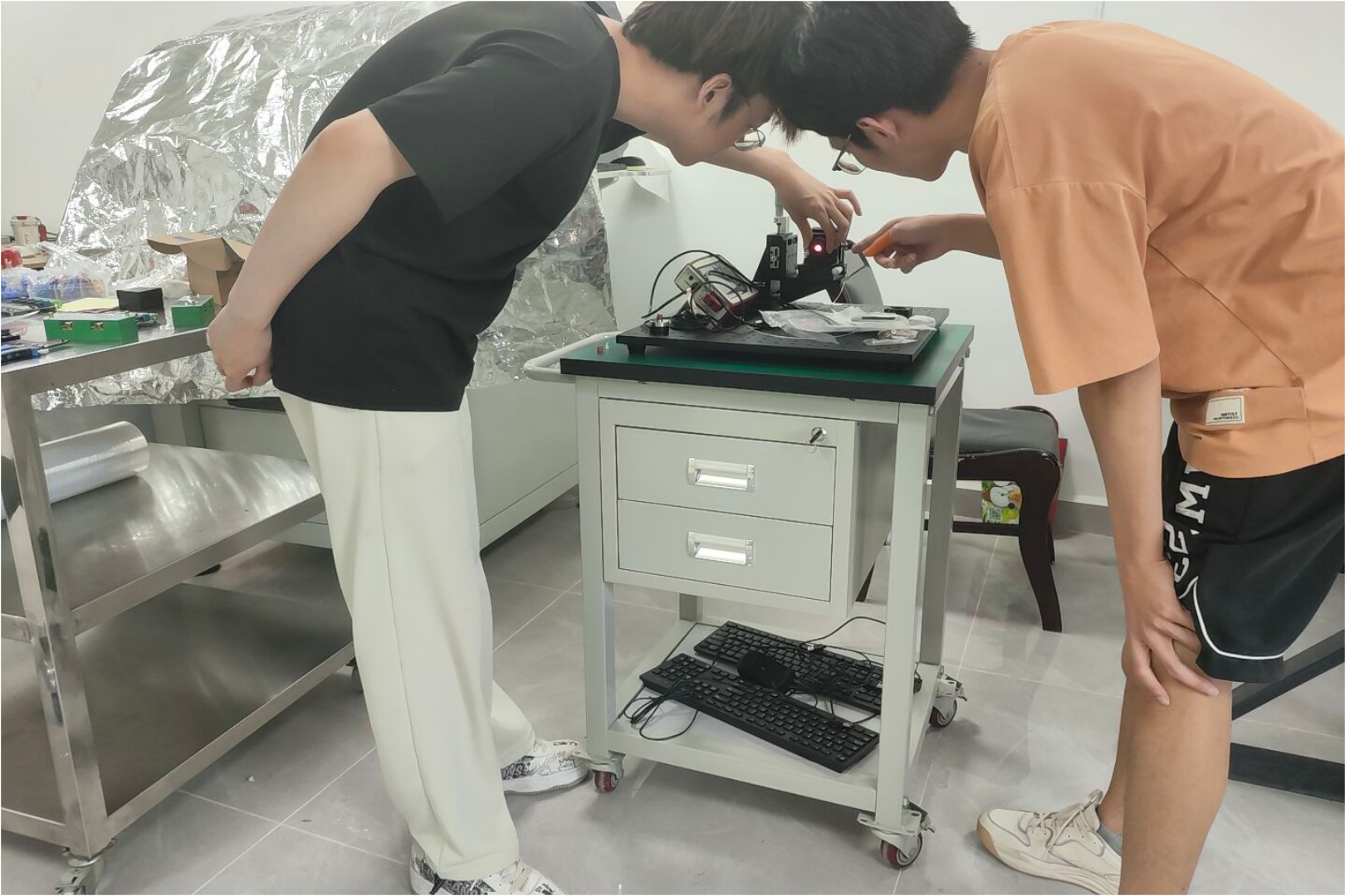课题组成员进行光电子实验调试